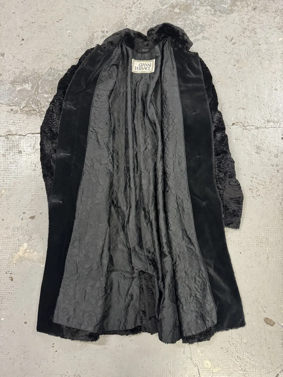 1990s Gianni Versace Black Long Plushed Velvet Coat - Image 11