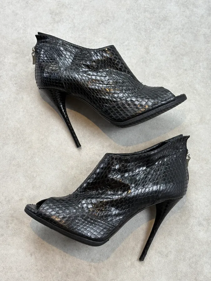 2000s Balmain Black Python Leather Textured Stiletto Heels - Image 4