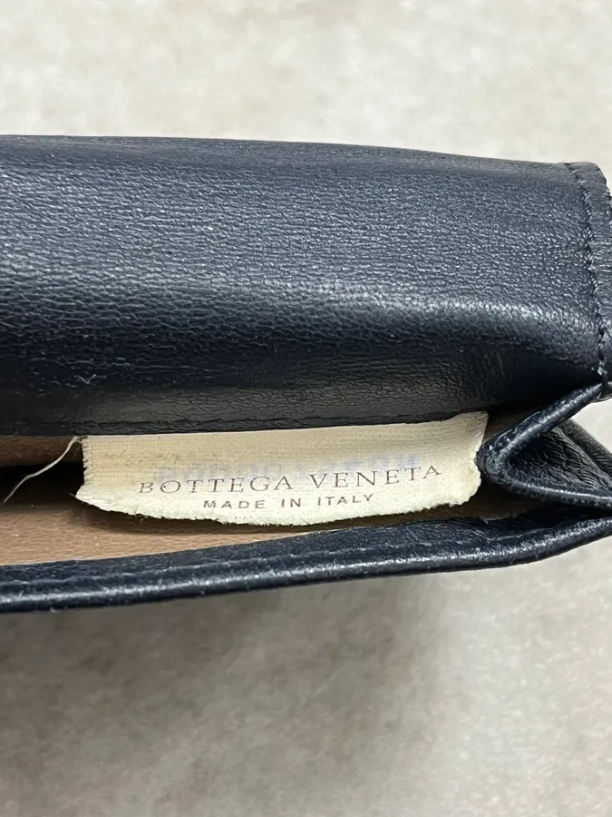 2000s Bottega Veneta Half Woven Black Pearl Leather Wallet - Image 5