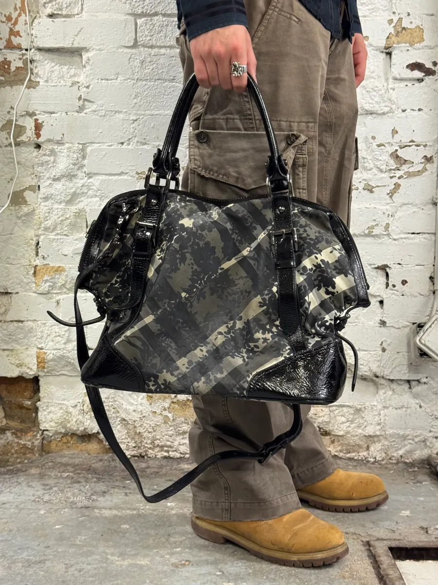 2000s Burberry Floral Tartan Pattern Black Handle Bag - Image 2