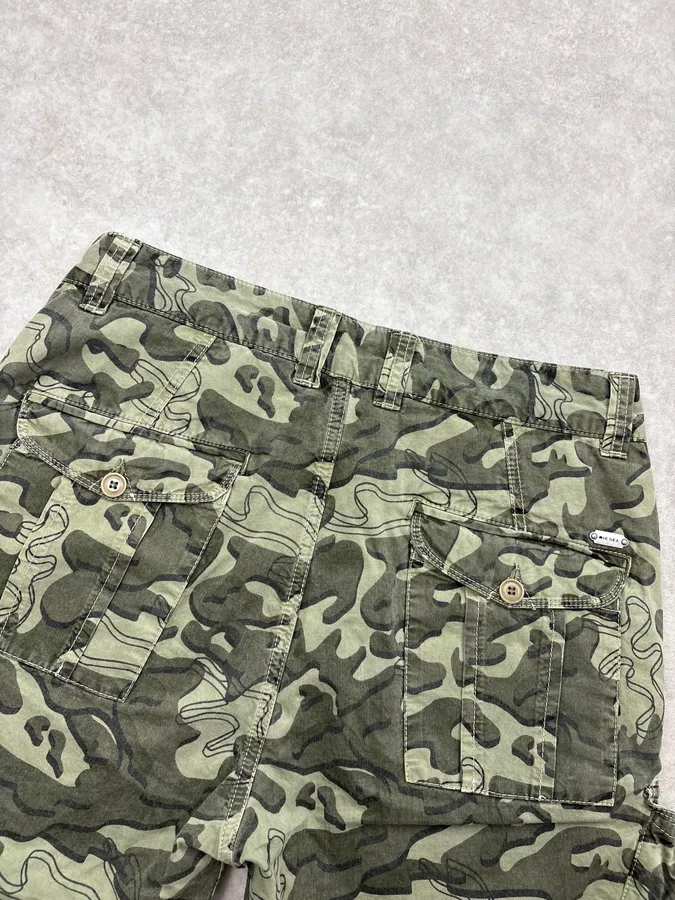 2000s Diesel Khaki Camo Cargo Shorts - Image 7