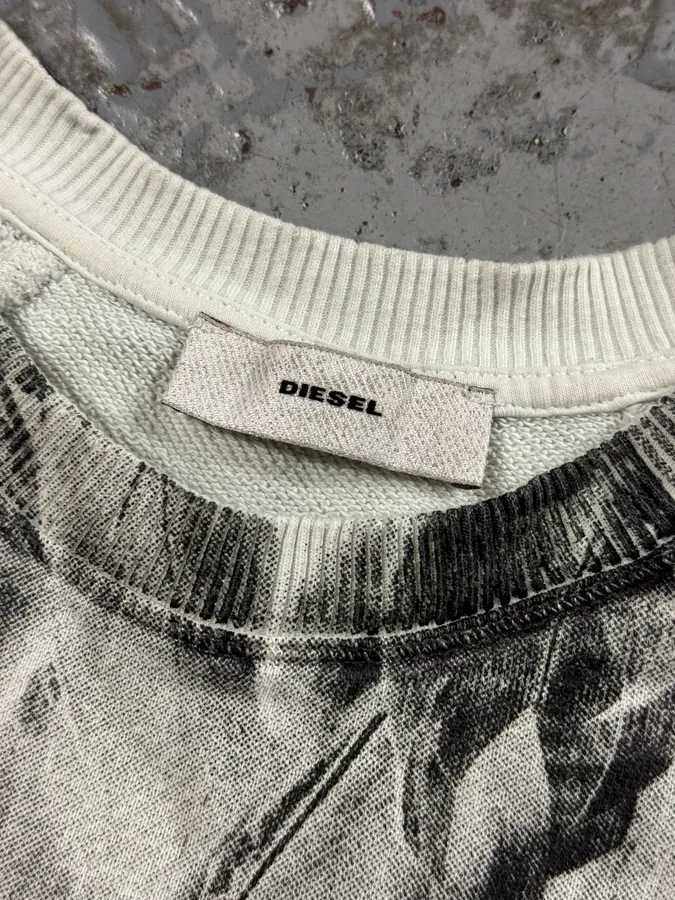 2000s Diesel White & Grey Feather Print Sweater - Image 10