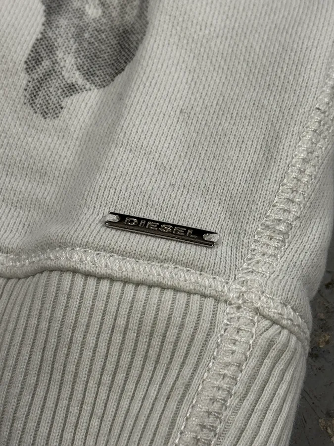 2000s Diesel White & Grey Feather Print Sweater - Image 9