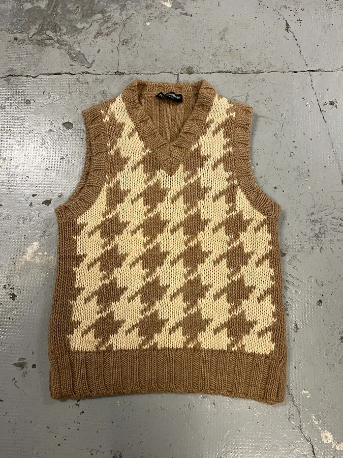 2000s Dolce & Gabbana Beige Houndstooth Sleeveless Sweater - Image 3