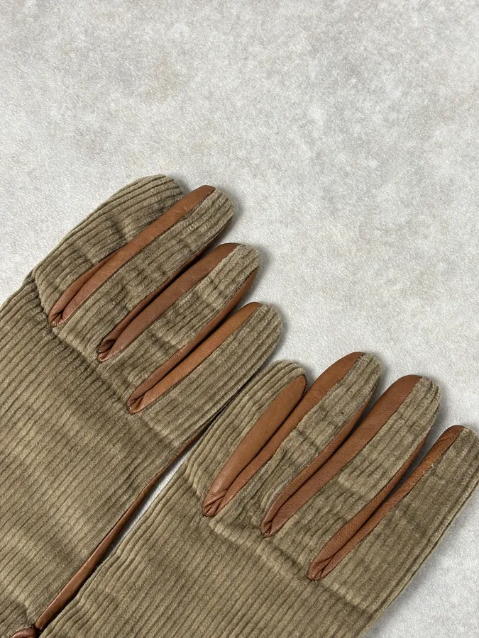 2000s Dolce & Gabbana Beige Velvet & Leather Hybrid Gloves - Image 9
