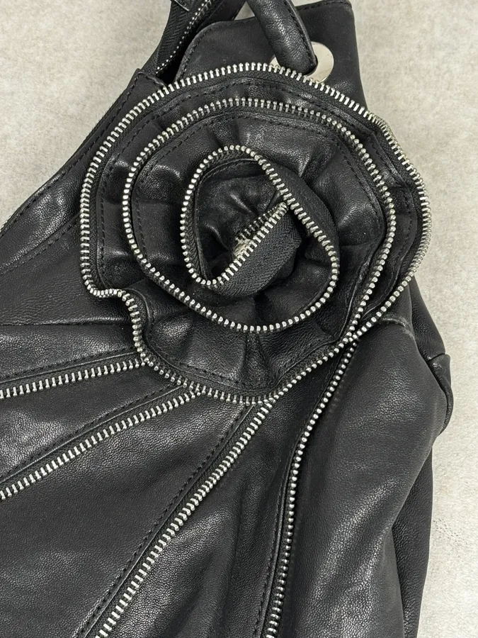 2000s Dolce & Gabbana Black Leather Flower Zip Handle Bag - Image 7