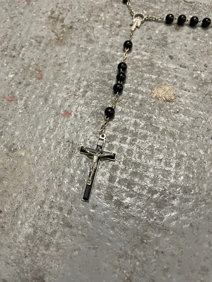2000s Dolce & Gabbana Black Rosary Necklace - Image 4