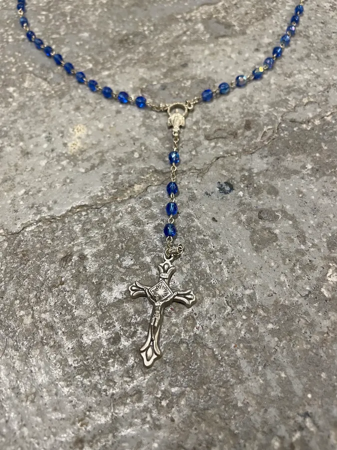 2000s Dolce & Gabbana Blue Rosary Cross Necklace - Image 4
