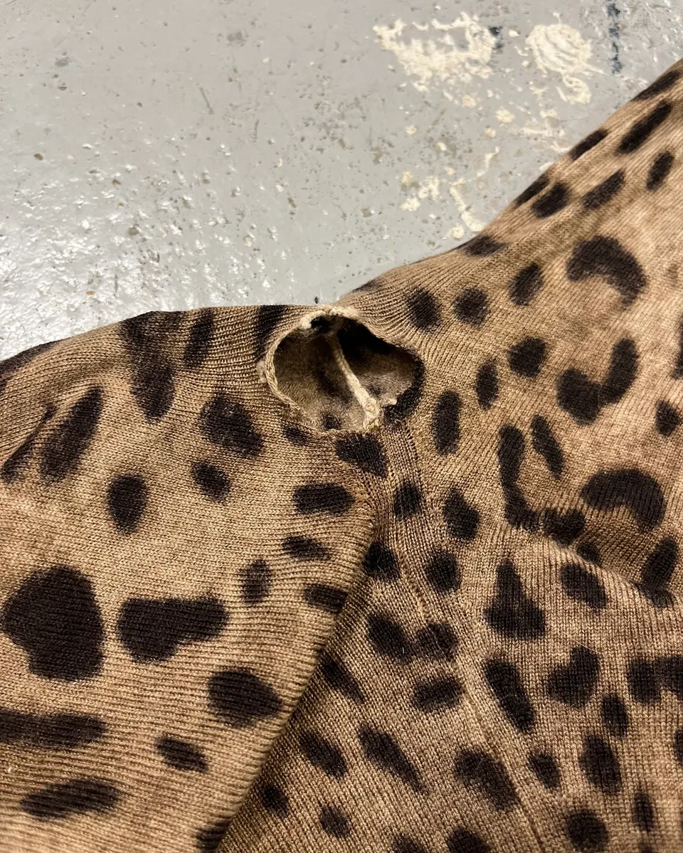 2000s Dolce & Gabbana Brown V-Neck Leopard Sweater - Image 9