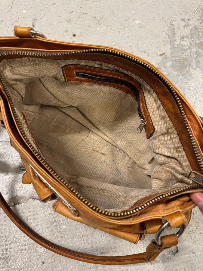 2000s Dolce & Gabbana Camel Zip Leather Cargo Handbag - Image 7