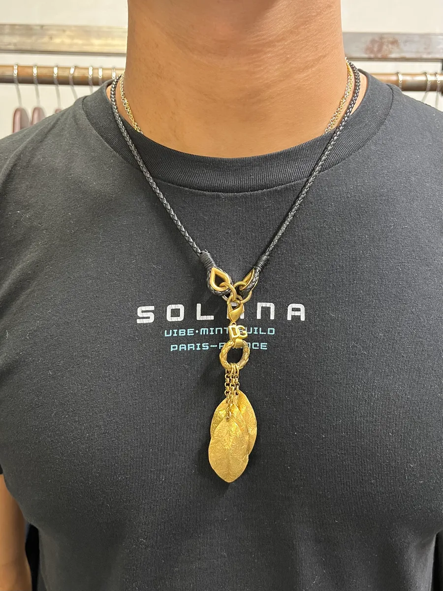 2000s Dolce & Gabbana Golden 3 Leaves Pendant Necklace - Image 2