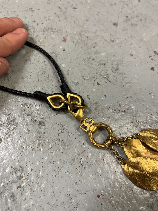 2000s Dolce & Gabbana Golden 3 Leaves Pendant Necklace - Image 4