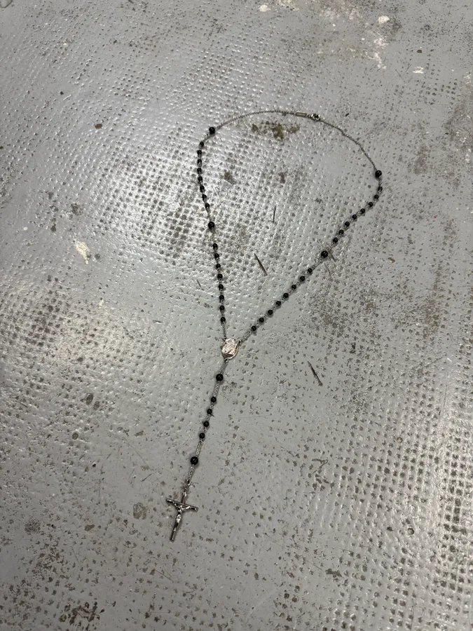 2000s Dolce & Gabbana Grey Black Pearl Rosary Cross Necklace - Image 2