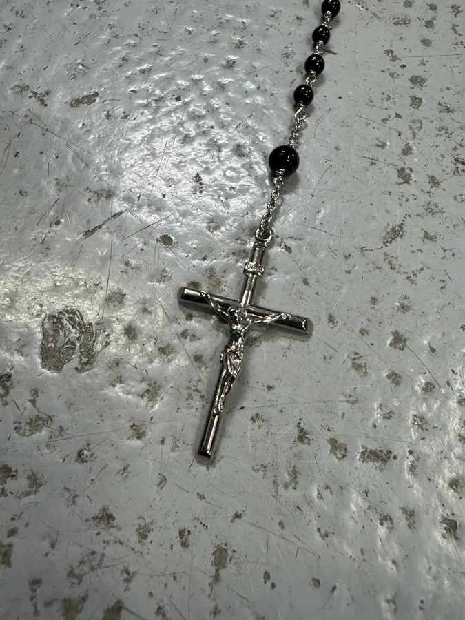 2000s Dolce & Gabbana Grey Black Pearl Rosary Cross Necklace - Image 3