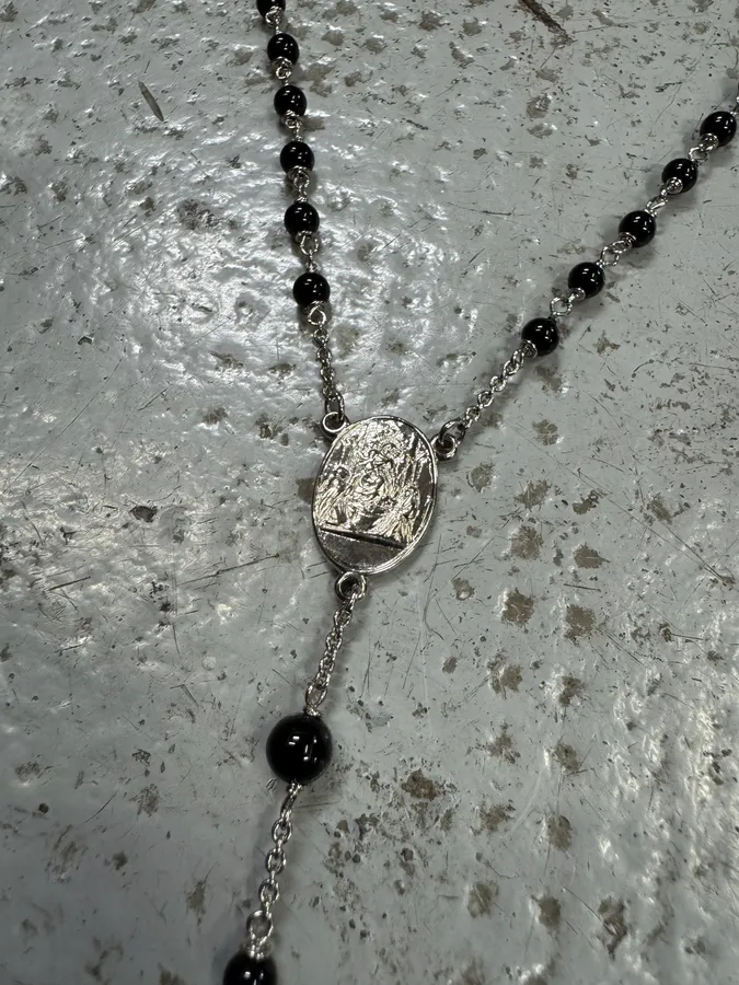 2000s Dolce & Gabbana Grey Black Pearl Rosary Cross Necklace - Image 4