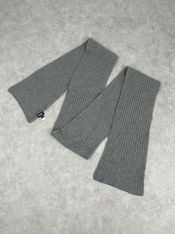 2000s Dolce & Gabbana Grey Wool Classy Scarf - Image 3
