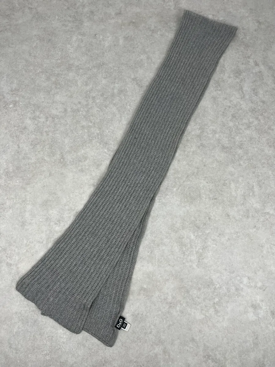2000s Dolce & Gabbana Grey Wool Classy Scarf - Image 4