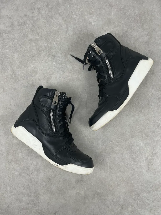2000s Dolce & Gabbana High Leather Zip Sneakers - Image 3