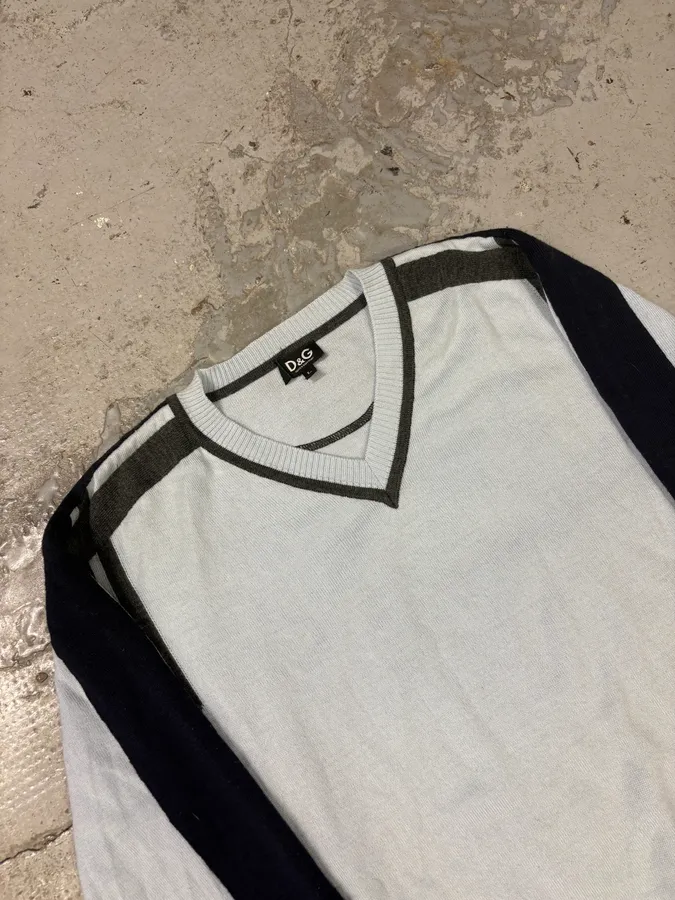 2000s Dolce & Gabbana V Neck Two Tone Sweater - Image 5