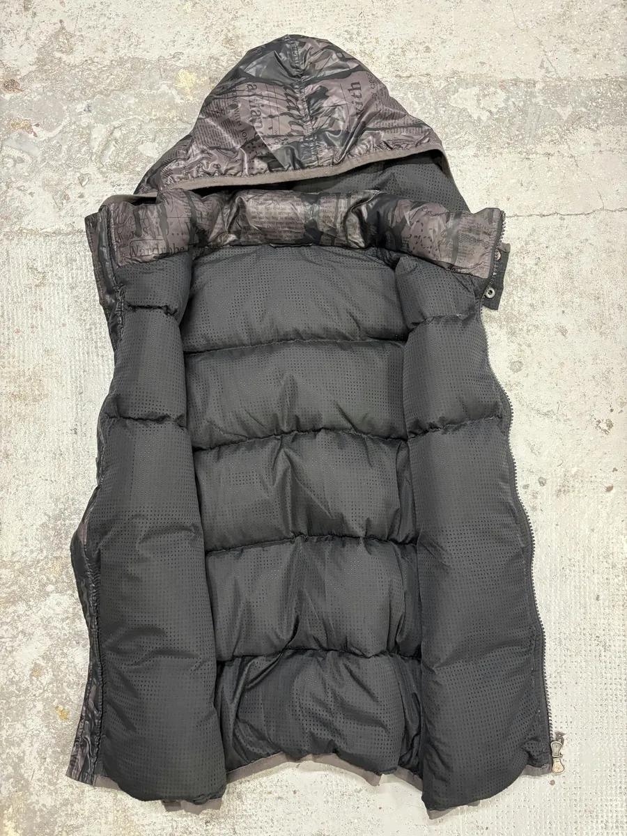 2000s Galliano Dark Brown Magazine Puffer Sleeveless Jacket - Image 7