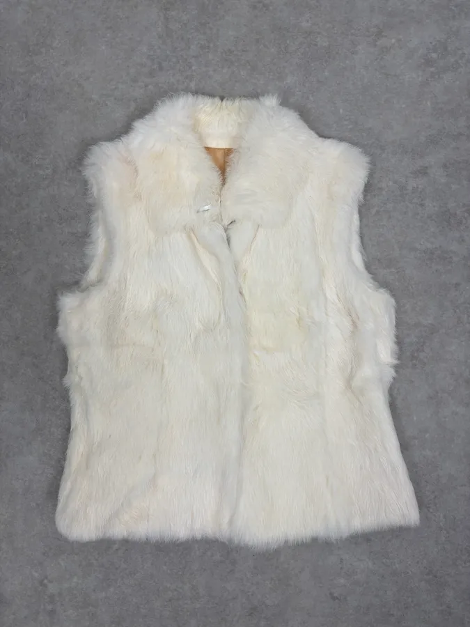 2000s Gianfranco Ferre White Fur Vest - Image 4