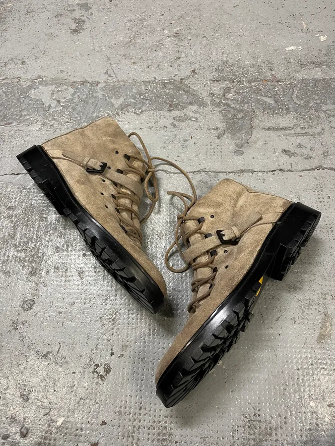 2000s Gucci Beige Suede Hiking Boots - Image 2