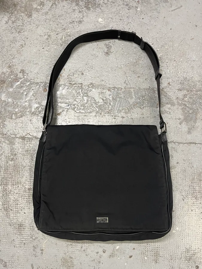 2000s Gucci Black Minimalist Messenger Shoulder Bag