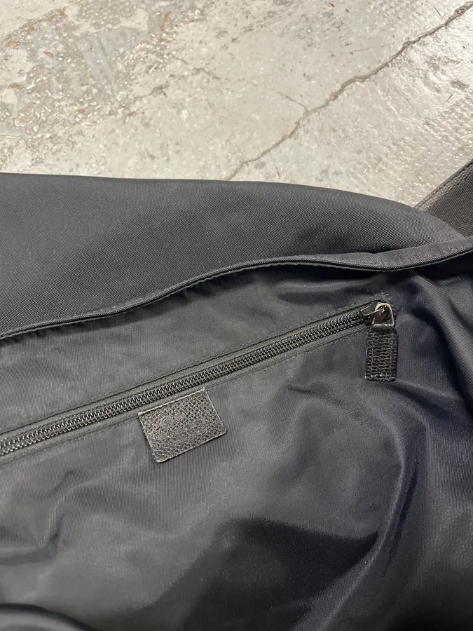 2000s Gucci Black Minimalist Messenger Shoulder Bag - Image 10