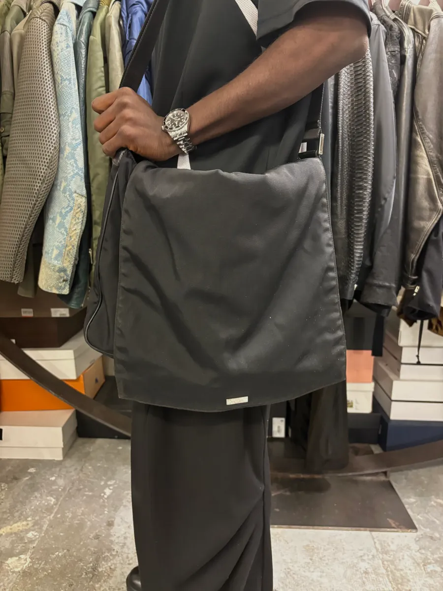 2000s Gucci Black Minimalist Messenger Shoulder Bag - Image 2