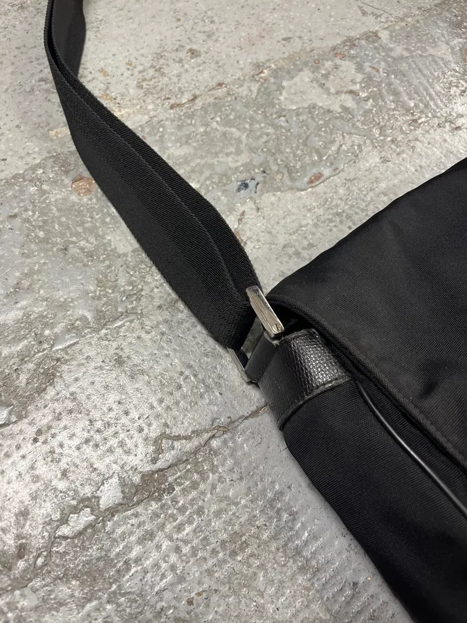 2000s Gucci Black Minimalist Messenger Shoulder Bag - Image 3