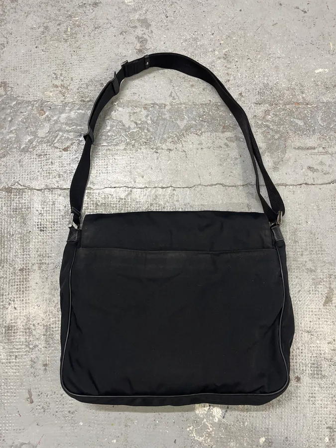 2000s Gucci Black Minimalist Messenger Shoulder Bag - Image 6
