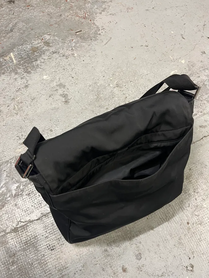 2000s Gucci Black Minimalist Messenger Shoulder Bag - Image 7