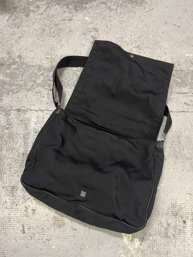 2000s Gucci Black Minimalist Messenger Shoulder Bag - Image 8