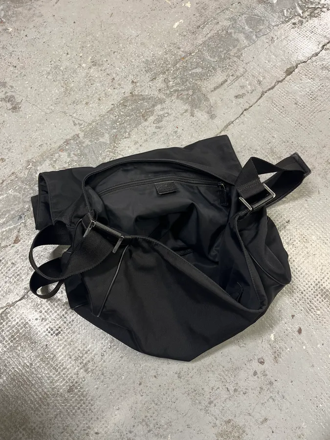 2000s Gucci Black Minimalist Messenger Shoulder Bag - Image 9