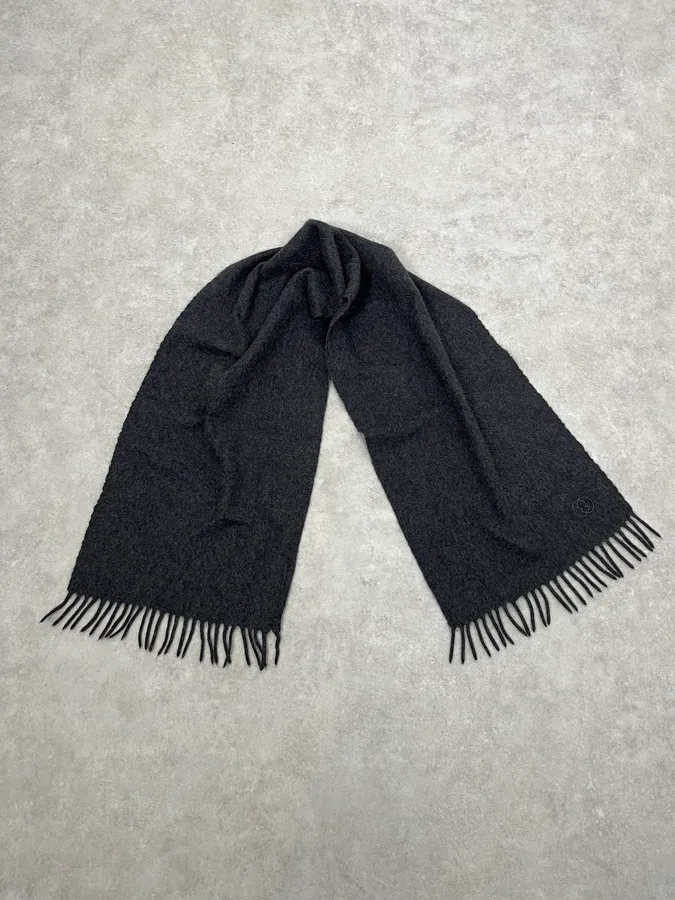 2000s Gucci Grey Cashmere Scarf - Image 3