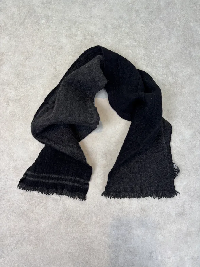 2000s Gucci Grey Wool Scarf - Image 4