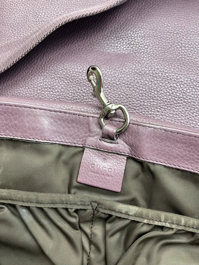 2000s Gucci Mauve Leather Messenger Bag by Frida Giannini - Image 11