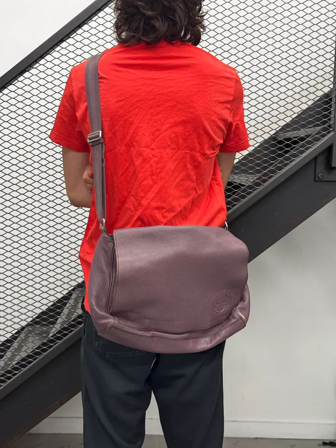 2000s Gucci Mauve Leather Messenger Bag by Frida Giannini - Image 3