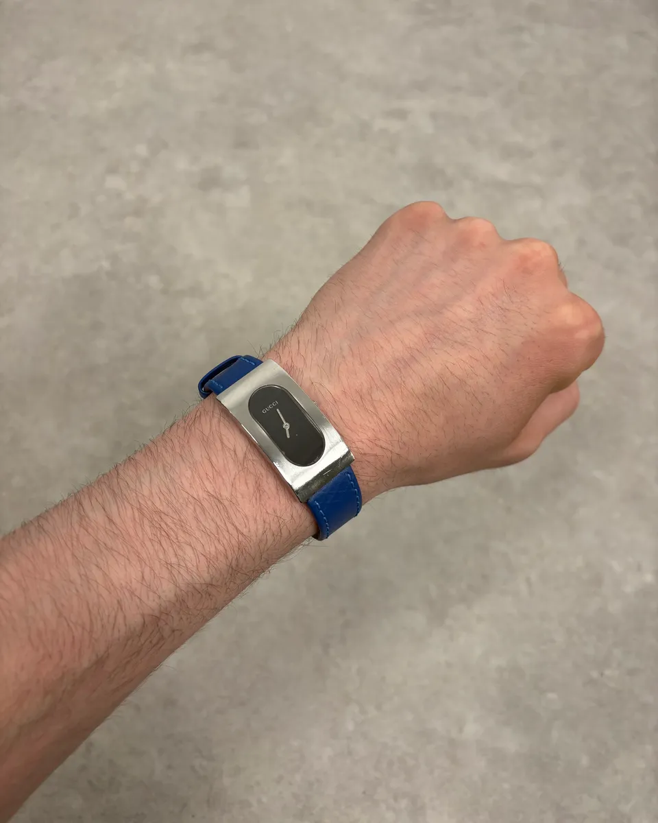 2000s Gucci Minimalist Rectangular Leather Watch - Image 2