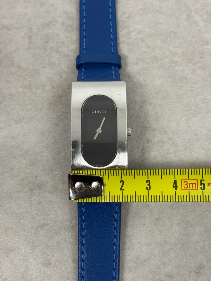 2000s Gucci Minimalist Rectangular Leather Watch - Image 9
