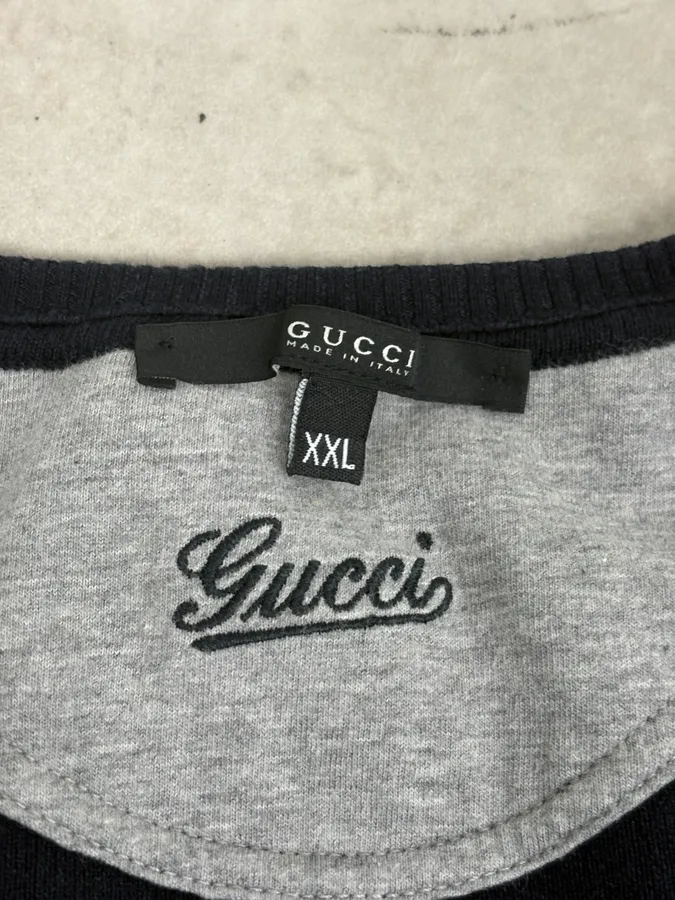 2000s Gucci Navy & Red V-Neck Sweater - Image 8