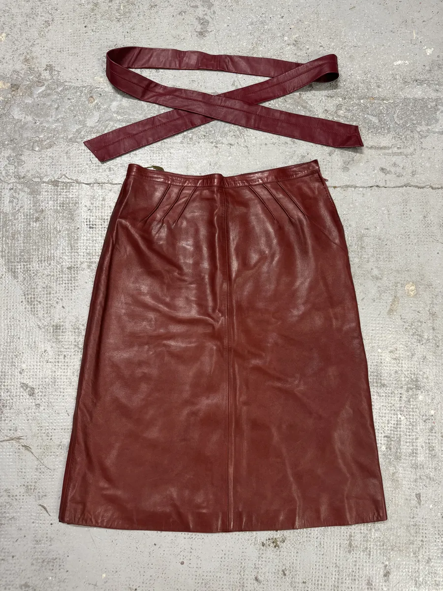 2000s Gucci Red Leather Glamour Skirt - Image 2
