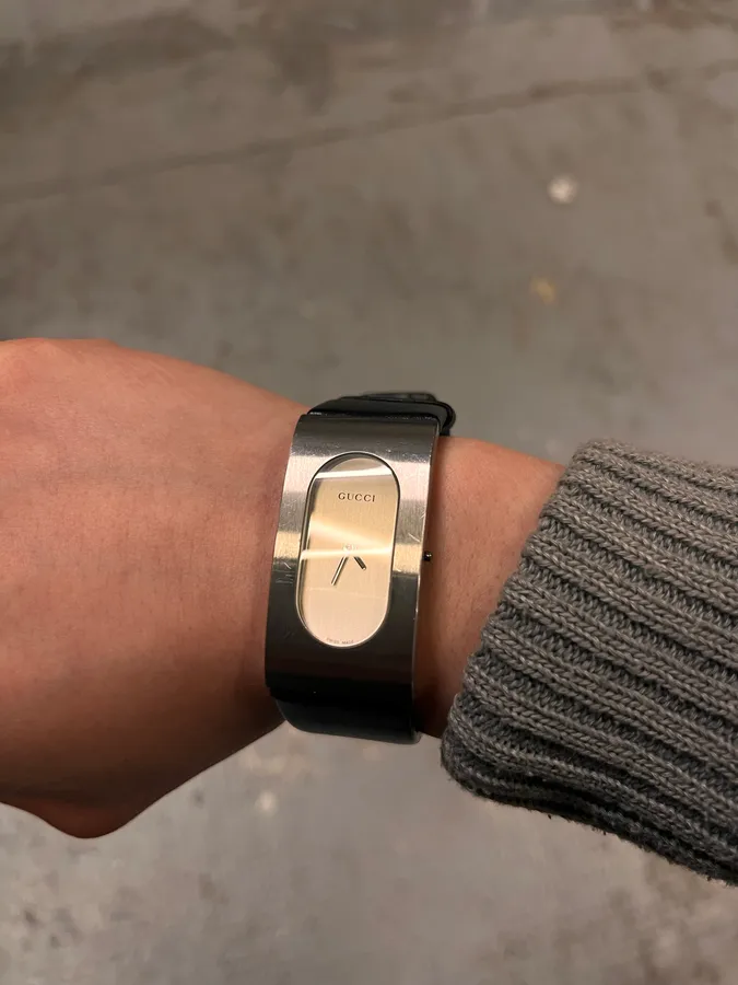 2000s Gucci Silver Stainless Steel Bangle Watch - Image 3
