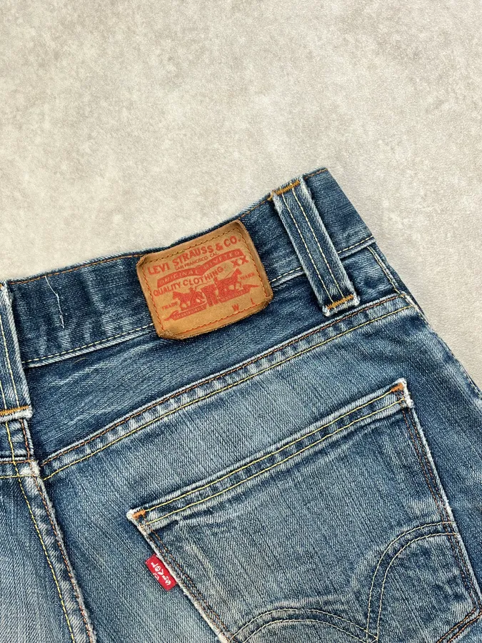 2000s Levi’s Blue Faded Denim Jeans - Image 10