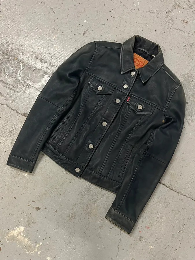 2000s Levis Black Leather Trucker Jacket - Image 4