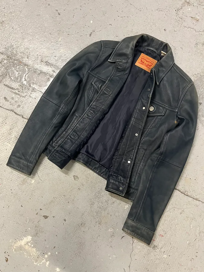 2000s Levis Black Leather Trucker Jacket - Image 5