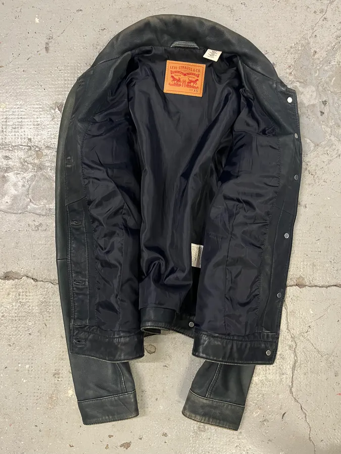 2000s Levis Black Leather Trucker Jacket - Image 6