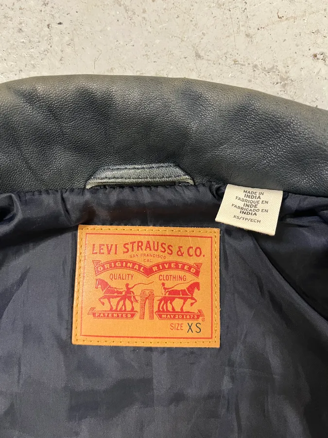 2000s Levis Black Leather Trucker Jacket - Image 9