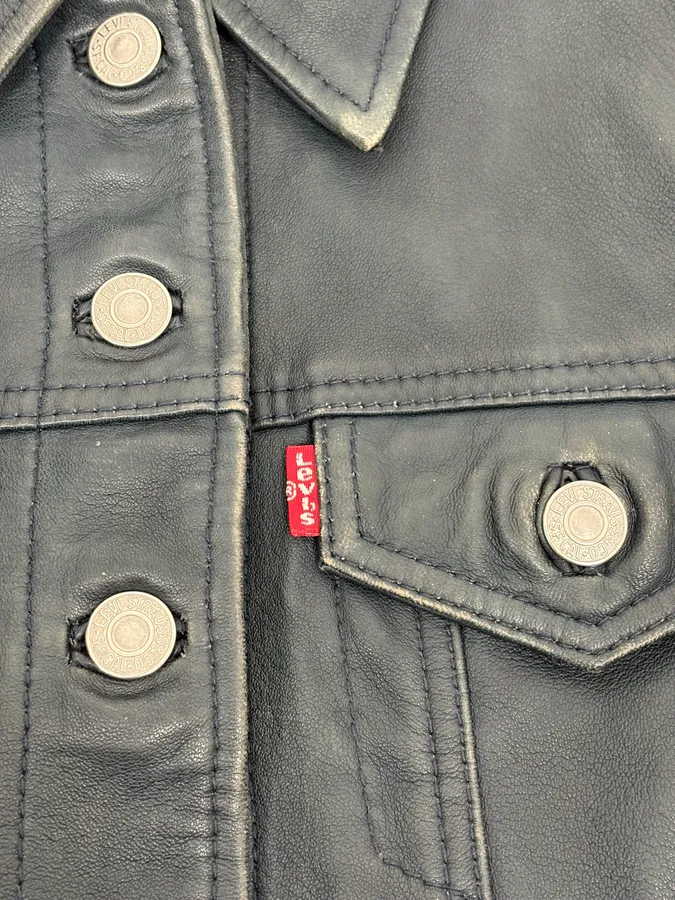 2000s Levis Black Leather Trucket Jacket - Image 9