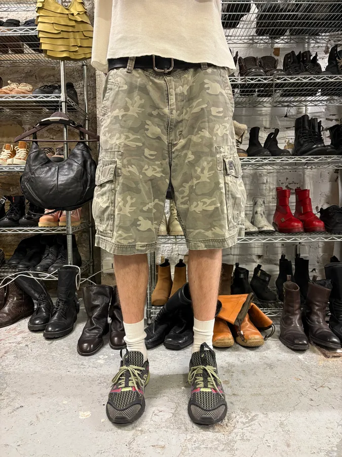 2000s Levi’s Military Camo Cargo Shorts - Image 2